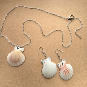 Elegant Shell Pendant Necklace and Earring Set